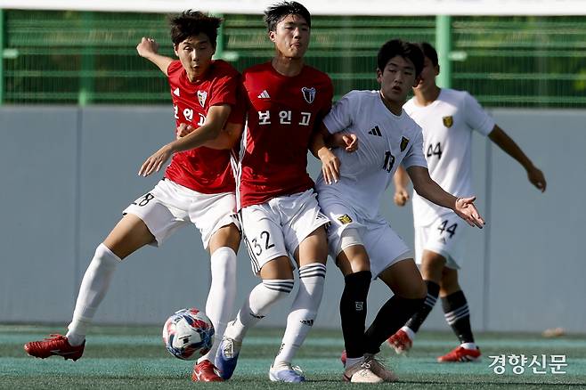 서울 영등포공고가 20일 충북 제천축구센터에서 열린 2025 대통령금배 고등 U-17, 16강 서울 보인고와의 경기에서 돌파하고 있다. 제천ㅣ문재원 기자