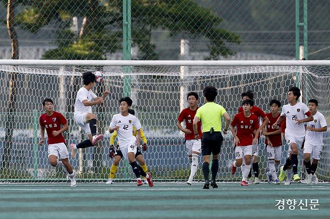 서울 영등포공고가 20일 충북 제천축구센터에서 열린 2025 대통령금배 고등 U-17, 16강 서울 보인고와의 경기에서 헤더슛을 하고 있다. 제천ㅣ문재원 기자