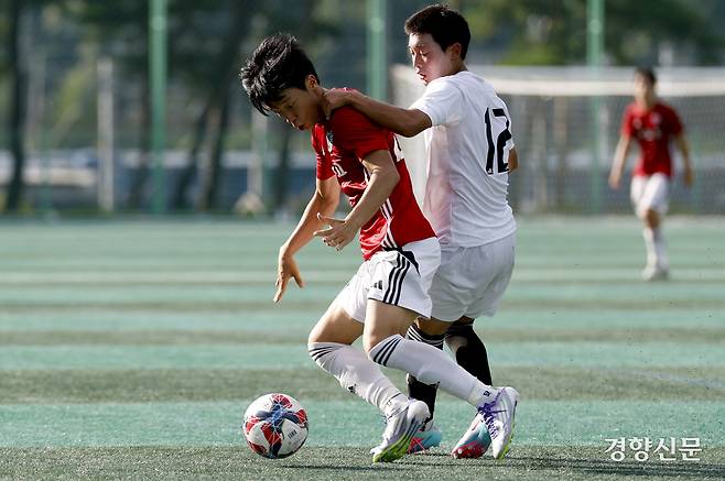 서울 보인고가 20일 충북 제천축구센터에서 열린 2025 대통령금배 고등 U-17, 16강 서울 영등포공고와의 경기에서 볼경합을 하고 있다.  제천ㅣ문재원 기자