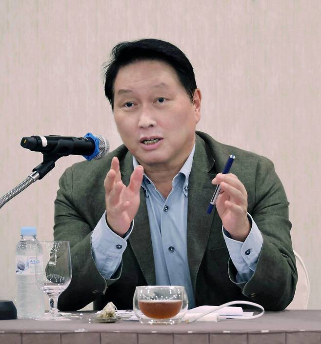 최태원 대한상공회의소 회장이 지난 17일 경주에서 열린 대한상의 하계포럼 중 기자간담회에서 발언하고 있다. 대한상의 제공