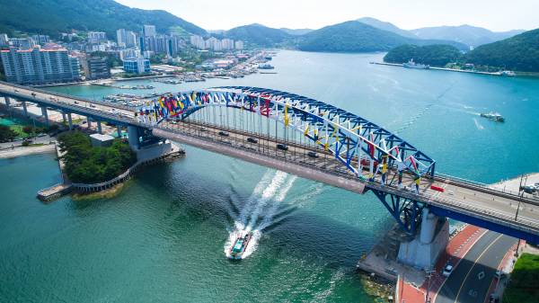 예향인 경남 통영의 랜드마크인 통영대교 아치에 한국 추상화의 거장으로 불린 통영출신 전혁림(1915~2010) 화백의 대표작 ‘풍어제’를 디자인해 통영대교가 ‘바다 위 예술작품’으로 변신한다. 현재 교량 한쪽 면은 디자인 색상 작업이 완료됐고 반대쪽 면이 작업 중이다.통영시 제공