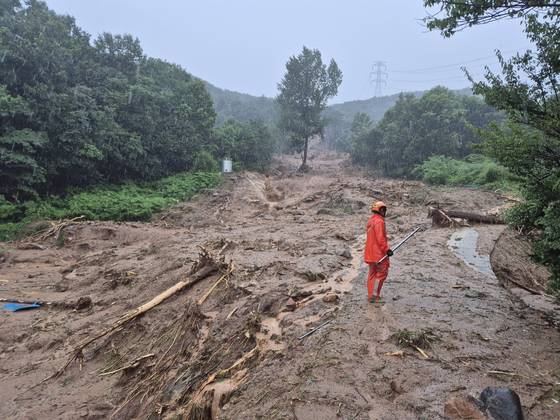 An area near a farm in Sancheong County, South Gyeongsang, is buried under mud and debris following heavy downpours on July 19. [GYEONGSANGNAM-DO FIRE DEPARTMENT]