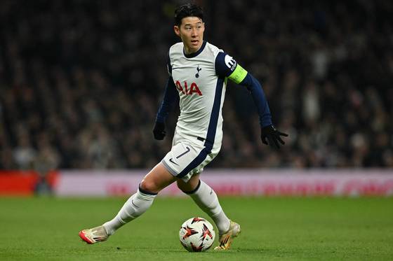 Tottenham Hotspur captain Son Heung-min runs with the ball during a Europa League match against AZ Alkmaar at Tottenham Hotspur Stadium in London on March 25. [AFP/YONHAP]