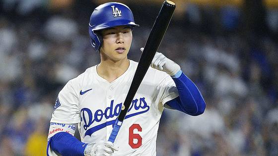 Los Angeles Dodgers second baseman Kim Hye-seong checks his bat during the fifth inning against the Chicago White Sox at Dodger Stadium on July 2. [REUTERS/YONHAP]
