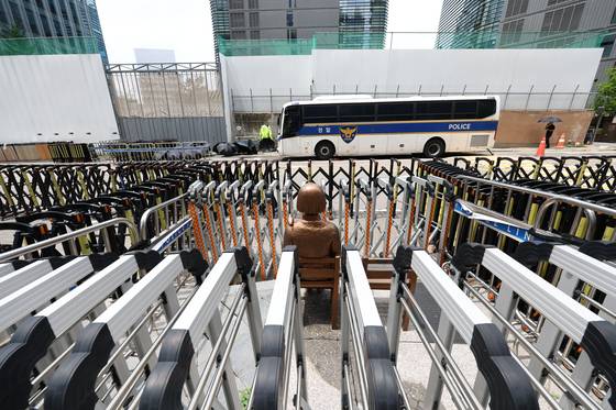 On July 19, the civic group Anti-Japan Action ended its long-running sit-in next to the Statue of Peace in front of the Japan's former embassy in Jongno District, central Seoul. This photo shows the statue on July 20. [YONHAP]