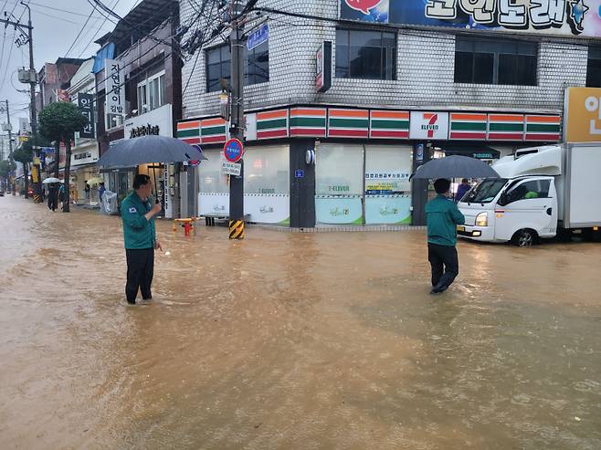 합천군수 침수 현장 시찰 장면
