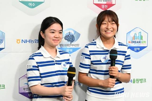 평택 주장 스미레(왼쪽) 4단이 중국 용병 리허를 꺾고 승리 인터뷰를 하는 모습.