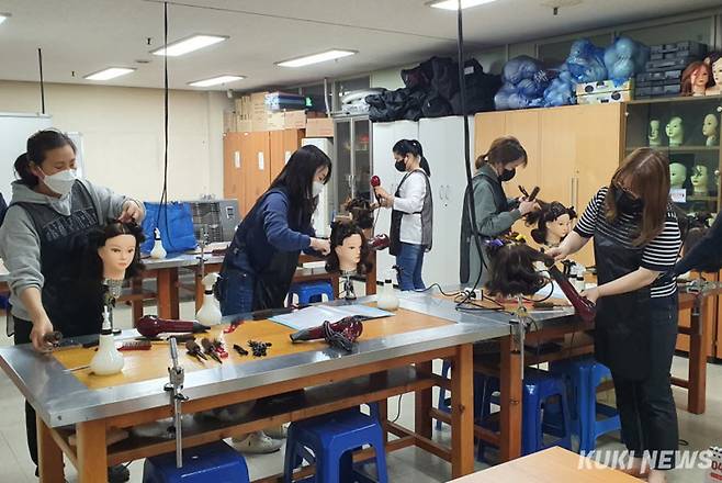 화천군이 다양한 자격증 과정을 포함한 하반기 성인평생학습강좌를 내달부터 운영한다. 사진은 지난해 운영된 미용 국가자격증 교육과정(화천군 제공)
