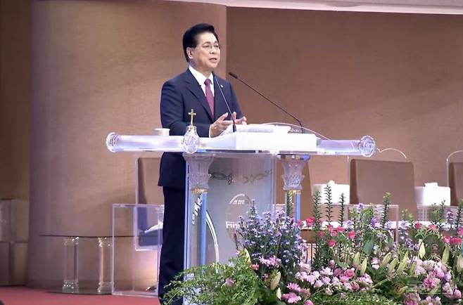 이영훈 여의도순복음교회 목사가 20일 주일예배 설교 후 성도들에게 ‘채상병 사망사건 특검팀’의 압수수색 관련 입장을 전하고 있다. 여의도순복음교회 유튜브 캡처