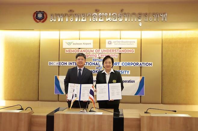 신가균 인천국제공항공사 경영본부장(왼쪽)이 지난 18일 태국 북부방콕대에서 열린 MOU 체결식에서 난타나 차와시리쿨톤 북부방콕대 부총장과 기념 사진을 찍고 있다. 인천공항 제공