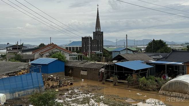 충남 예산 원포교회와 인근 가옥이 지난 17일 내린 비로 피해를 당한 모습. 기감 본부 사회평신도국 제공