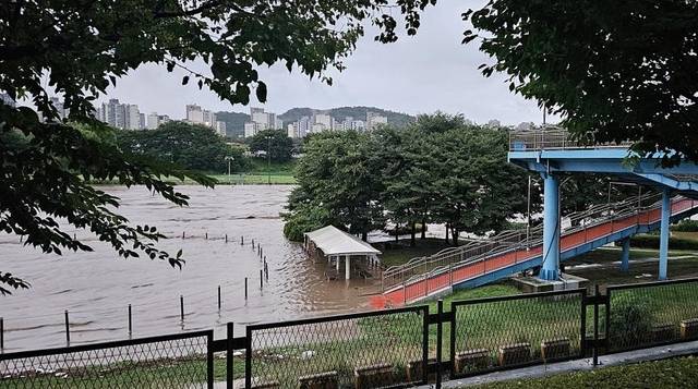 물에 잠긴 구리 왕숙천 수변 공원. 연합뉴스