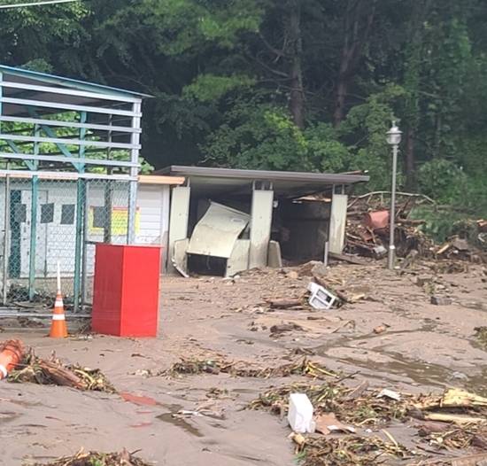 가평군 조종면 일원 한 긴가에 폭우로 흙탕물과 함께 각종 쓰레기들이 밀려와 쌓여 있다. 가평군 제공