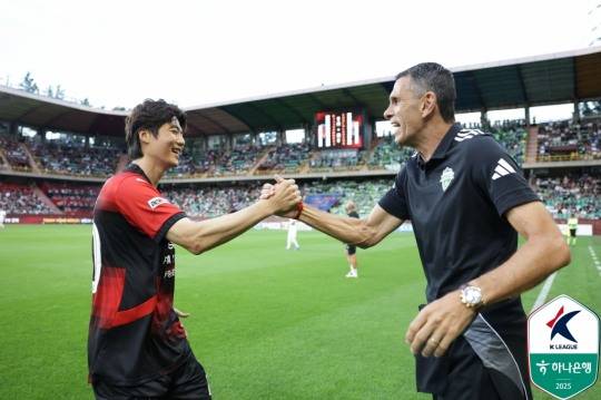 Pohang Ki Sung -yong (right) is welcoming Gus Poe Jeonbuk. Photo (Yonhap News)