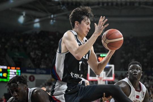 이현중의 리바운드. 사진[연합뉴스]