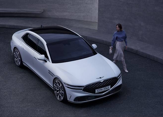 화이트로 우아하고 단정한 이미지를 강조한 제네시스 G90 [사진출처=현대차]