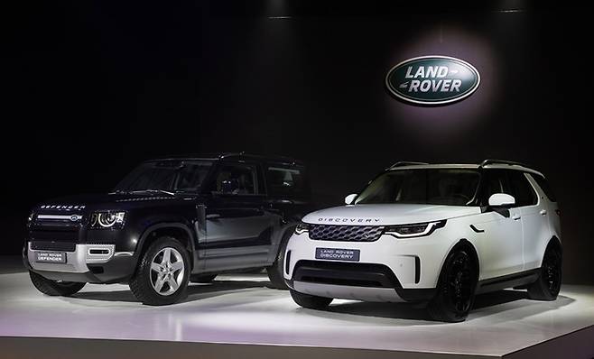 무채색을 메인 컬러로 내세운 랜드로버 디펜더(왼쪽)과 디스커버리 [사진출퍼=JLR코리아]