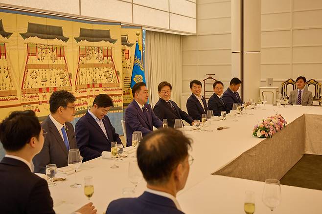 이재명 대통령이 지난달 23일 한남동 관저에서 더불어민주당 원내지도부와 만찬을 하고 있다.  [대통령실 제공/연합뉴스]