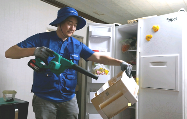 지난 18일 충청남도 예산군 삽교읍에 파견된 삼성전자서비스 수해 복구 특별 점검 서비스팀. [사진출처 = 삼성전자]