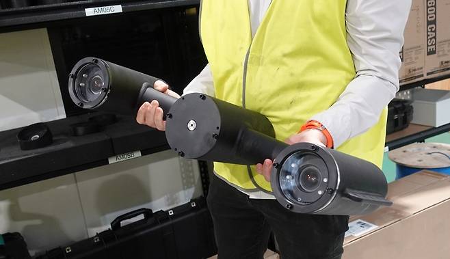 AQ1시스템즈 직원이 참치 양식장에서 활용하고 있는 스테레오 카메라를 들어보이고 있다.