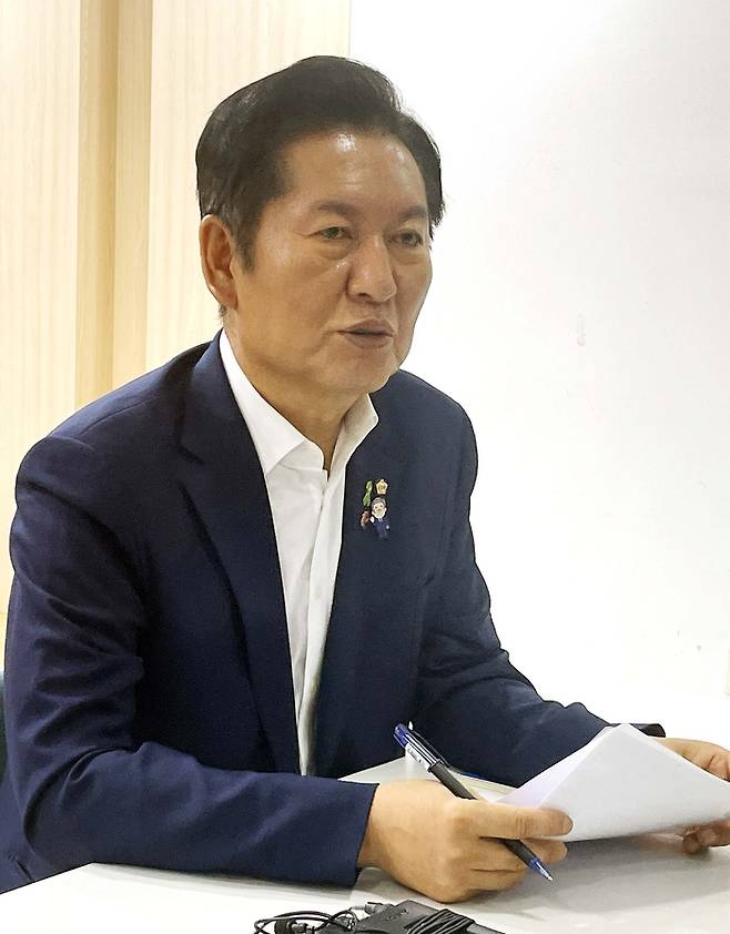 더불어민주당 당대표 후보인 정청래 의원이 지난 17일 전남 무안군 전남도의회를 찾아 취재진의 질문에 답변하고 있다. [사진 출처 = 연합뉴스]