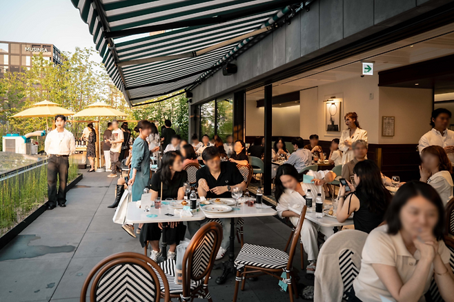 지난달 14일 서울 성수동에 위치한 유명 브런치 레스토랑 사델스에서 열린 현대백화점의 와인 멤버십 ‘와지트’ 론칭 파티가 고객들로 붐비고 있다. [현대백화점]