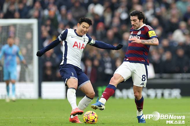 손흥민을 향한 영국 현지 반응은 매우 차가웠다. 영국 매체 ‘풋볼 런던’ 소속 알라스데어 골드 기자는 “녹슬었다. 몇 차례 터치 미스로 흐름이 끊겼다”며 손흥민에게 팀 내 최저 평점 5점을 부여했다. 상황은 더 심각하다. 구단 내부에서 손흥민의 이적 가능성이 본격적으로 거론되고 있다. 영국 매체 ‘기브 미 스포츠’는 “토트넘이 손흥민에게 이적 허용을 통보했다. 10년 동행이 끝을 향하고 있다”고 보도했다. 매체는 이어 “주급 19만 파운드(한화 약 3억 5,500만 원)를 받는 손흥민은 이제 팀의 핵심이 아니다. 쿠두스, 마이키 무어, 마티스 텔, 윌손 오도베르 등 새로운 자원들로 측면 공격이 재편되고 있다”고 설명했다. 사진=AFPBBNews=News1