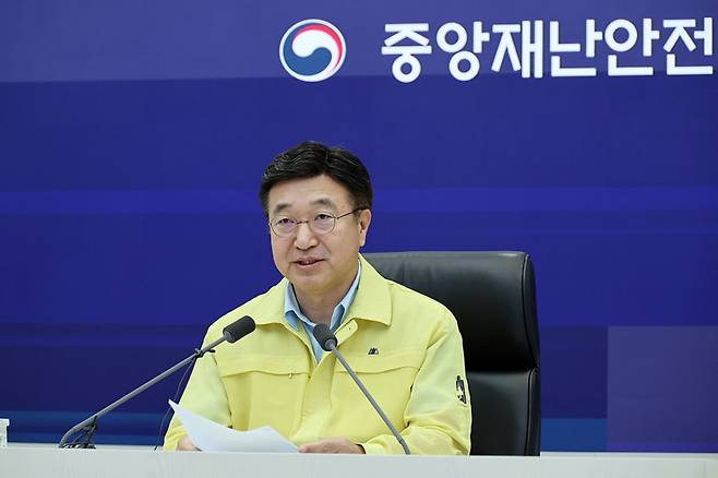 윤호중 행정안전부 장관이 20일 오전 정부세종청사 중앙재난안전상황실에서 호우 대처 중앙재난안전대책본부 회의를 주재하고 모두 발언을 하고 있다./사진=행안부