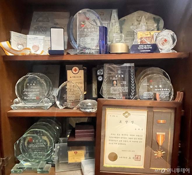 표세철 목사가 600회 헌혈 후 대한적십자사에서 받은 감사패를 포함한 수많은 공로패와 표창장 모습. /사진=이현수 기자.
