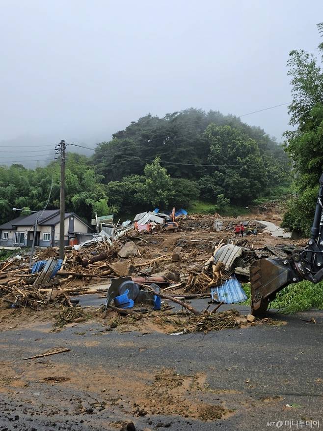 (산청=뉴스1) 한송학 기자 = 20일 오전 경남 산청군 산청읍 부리 산사태 현장에서 소방대원 등 관계자들이 실종자 수색 작업을 하고 있다. 2025.7.20/뉴스1 Copyright (C) 뉴스1. All rights reserved. 무단 전재 및 재배포, AI학습 이용 금지. /사진=(산청=뉴스1) 한송학 기자