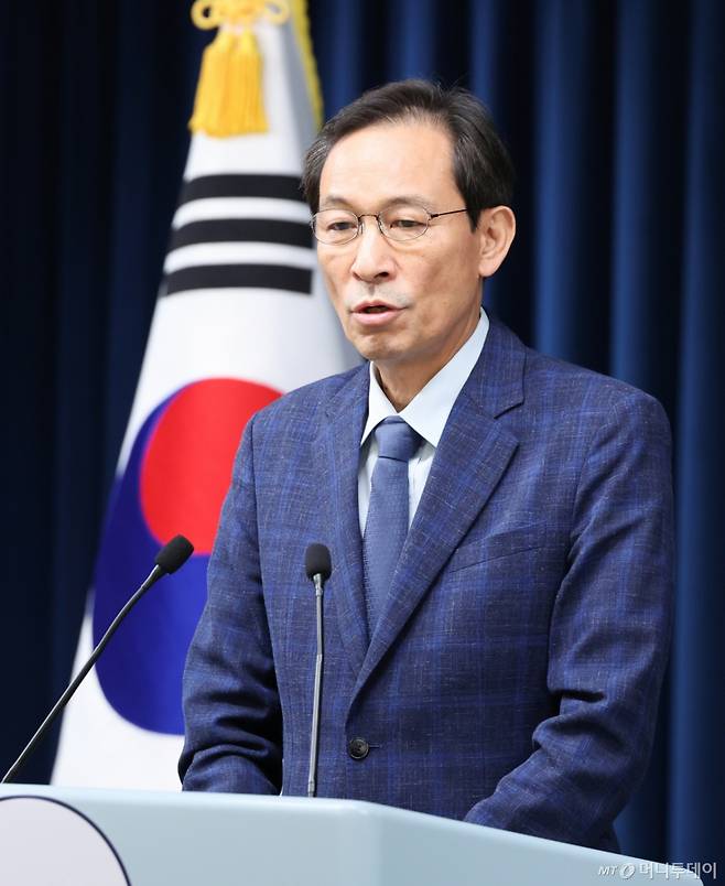 (서울=뉴스1) 허경 기자 = 우상호 정무수석이 20일 서울 용산구 대통령실 청사에서 이진숙 사회부총리 겸 교육부 장관 후보자 지명 철회 관련 브리핑을 하고 있다. 2025.7.20/뉴스1 Copyright (C) 뉴스1. All rights reserved. 무단 전재 및 재배포, AI학습 이용 금지. /사진=(서울=뉴스1) 허경 기자