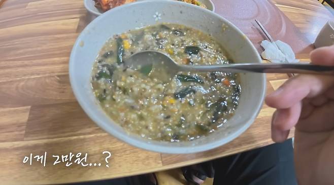 울릉도를 찾은 한 유튜버가 여행 중 품질보다 비싼 음식, 낙후된 숙박 시설을 경험했다고 밝혔다. 사진은 지난 19일 유튜버 '꾸준 kkujun'이 업로드한 울릉도 여행 영상 중 일부./사진=유튜브 '꾸준 kkujun' 캡처