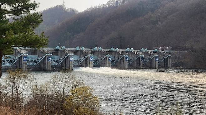 사진은 지난 3월26일 안동댐에서 긴급 방류하고 있는 모습. 사진은 기사 내용과 직접적인 관련이 없음./사진=뉴스1