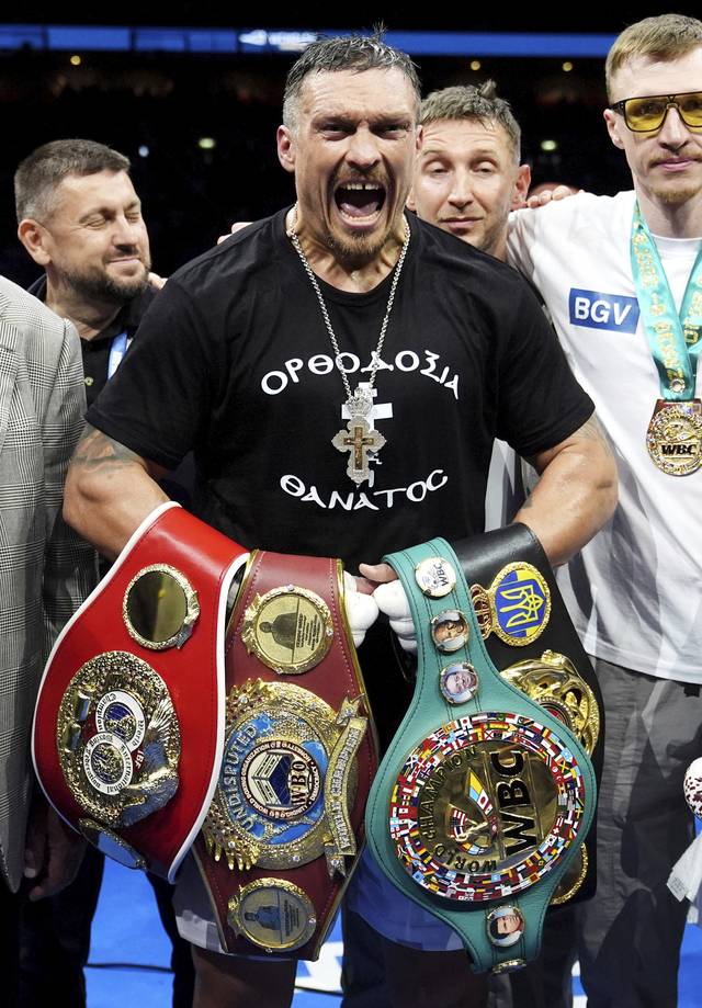 우크라이나 출신의 헤비급 복서 올렉산드르 우식이 20일(한국시간) 영국 런던 웸블리 스타디움에서 열린 복싱 4대 기구(WBA·WBC·IBF·WBO) 헤비급 통합 타이틀전에서 영국의 대니얼 뒤부아를 상대로 5라운드 KO로 승리한 뒤 챔피언 벨트를 들고 포효하고 있다. AP뉴시스