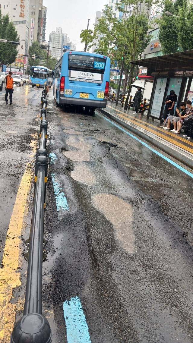 지난 19일 오후 부산 동래구 명륜동 차로에 포트홀이 발생했다. 부산소방재난본부 제공