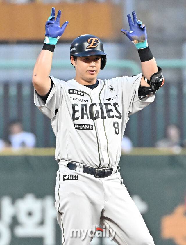 27일 오후 인천광역시 문학동 SSG랜더스필드에서 진행된 '2025 프로야구 KBO리그' SSG랜더스와 한화이글스의 경기. 한화 노시환이 4회초 1사에서 2루타를 터뜨린 뒤 환호하고 있다./마이데일리