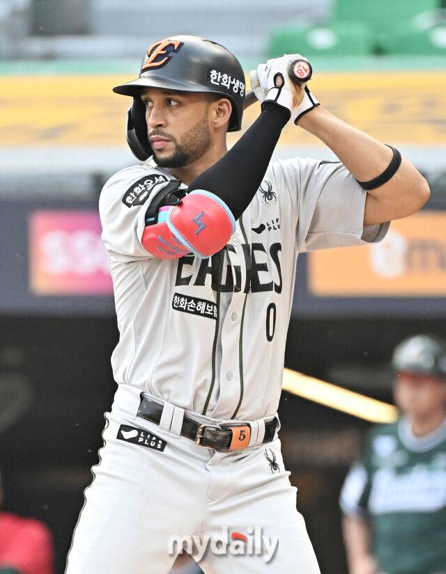 27일 오후 인천광역시 문학동 SSG랜더스필드에서 진행된 '2025 프로야구 KBO리그' SSG랜더스와 한화이글스의 경기. 한화 리베라토가 1회초 무사 1루서 타석에 들어서고 있다./마이데일리