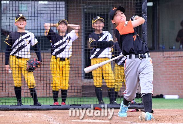 2025년 7월 20일 강원도 횡성베이스볼파크에서 '제2회 마이데일리배 전국유소년야구대회'가 열렸다. 홈런더비에서 준우승을 차지한 김하진(남양주 강호)이 홈런을 치고 있다./횡성베이스볼테마파크=유진형 기자