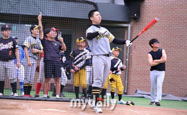 2025년 7월 20일 강원도 횡성베이스볼파크에서 '제2회 마이데일리배 전국유소년야구대회'가 열렸다. 홈런더비에서 3위를 차지한 이건희(안양시)가 홈런을 치고 있다./횡성베이스볼테마파크=유진형 기자