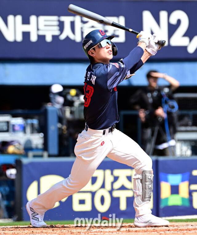 2025년 4월 26일 오후 서울 잠실구장에 진행된 '2025 신한 SOL뱅크 KBO 리그' 롯데 자이언츠와 두산 베어스의 경기.롯데 전민재가 2회초 1사 1루서 타격하고 있다./마이데일리