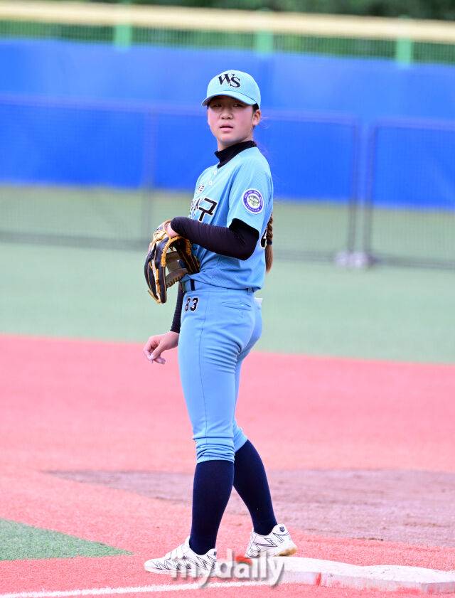 2025년 7월 20일 강원도 횡성베이스볼파크에서 '제2회 마이데일리배 전국유소년야구대회' 안산시 유소년야구단과 전주완산구 유소년야구단의 경기가 열렸다. 전주완산구 유소년야구단 1루수 정혜진이 수비를 준비하고 있다./횡성베이스볼테마파크=유진형 기자