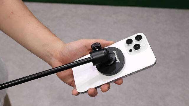 스윙윙은 휴대 전화와 결합해 간단히 사용할 수 있다. /(주)퍼플그린골프 제공