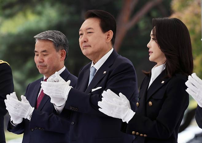 수해현장 수색작전에 나선 해병대 채상병이 순직한지 19일로 꼭 2년이 됐다. 2년의 시간이 흐르는 동안 채상병 순직 사건에 연루된 인사들의 명운이 극적으로 엇갈리고 있다. 이종섭 전 국방부 장관과 윤석열 전 대통령, 부인 김건희 전 코바나컨텐츠 대표(왼쪽)가 지난 2022년 10월 1일 국군의날 기념 경축연에 참가한 모습. [뉴시스]