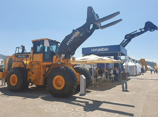 HD현대건설기계가 최근 튀르키예에 소개한 특수휠로더 신제품. [HD현대건설기계 제공]