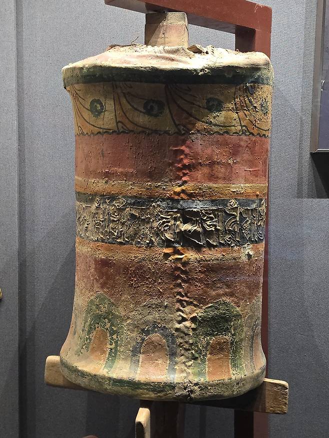 통속에 책을 넣고 돌리도록 한 ‘마니륜.’ 오르도사 사원엔 이런 통을 돌리면 뮤직박스처럼 불경 자체가 오디오로 나오는 현대식 마니륜도 많이 달아놓았다.