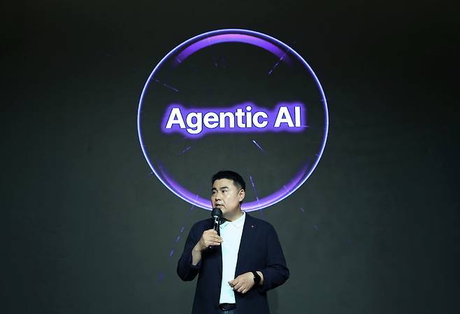 김경엽 롯데이노베이트 대표이사가 18일 서울 송파구 롯테호텔월드에서 롯데 AI 쇼케이스 2025를 열고 AI 에이전트 플랫폼으로 진화한 ‘아이멤버 3.0’을 소개하고 있다. [롯데이노베이트 제공]