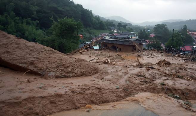 폭우·산사태로 인해 19일 오후 경남 산청군 단성면 내원마을 입구에 토사가 쌓여 있다.[연합]