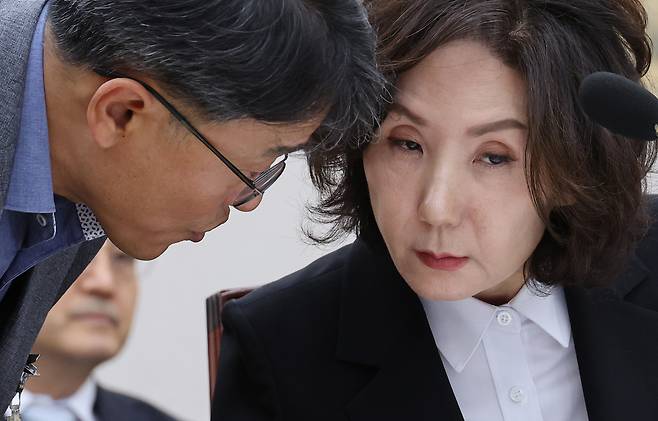 이진숙 사회부총리 겸 교육부 장관 후보자가 지난 16일 서울 여의도 국회 교육위원회에서 열린 인사청문회를 준비하고 있다. [연합]