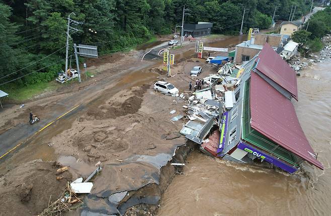 20일 오전 경기 가평군에서 집중호우로 편의점 건물이 무너져 내린 모습[뉴시스]
