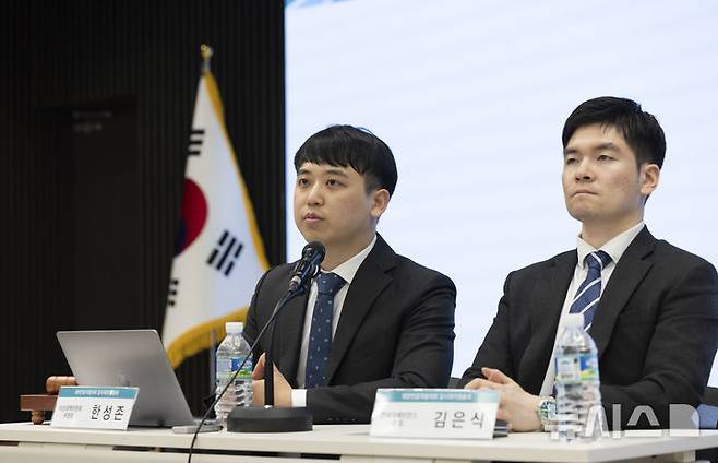 [서울=뉴시스] 김근수 기자 = 한성존(왼쪽) 대한전공의협의회 비상대책위원장이 19일 서울 용산구 대한의사협회 대강당에서 열린 대한전공의협의회 임시대의원총회에서 모두발언을 하고 있다. 2025.07.19. ks@newsis.com